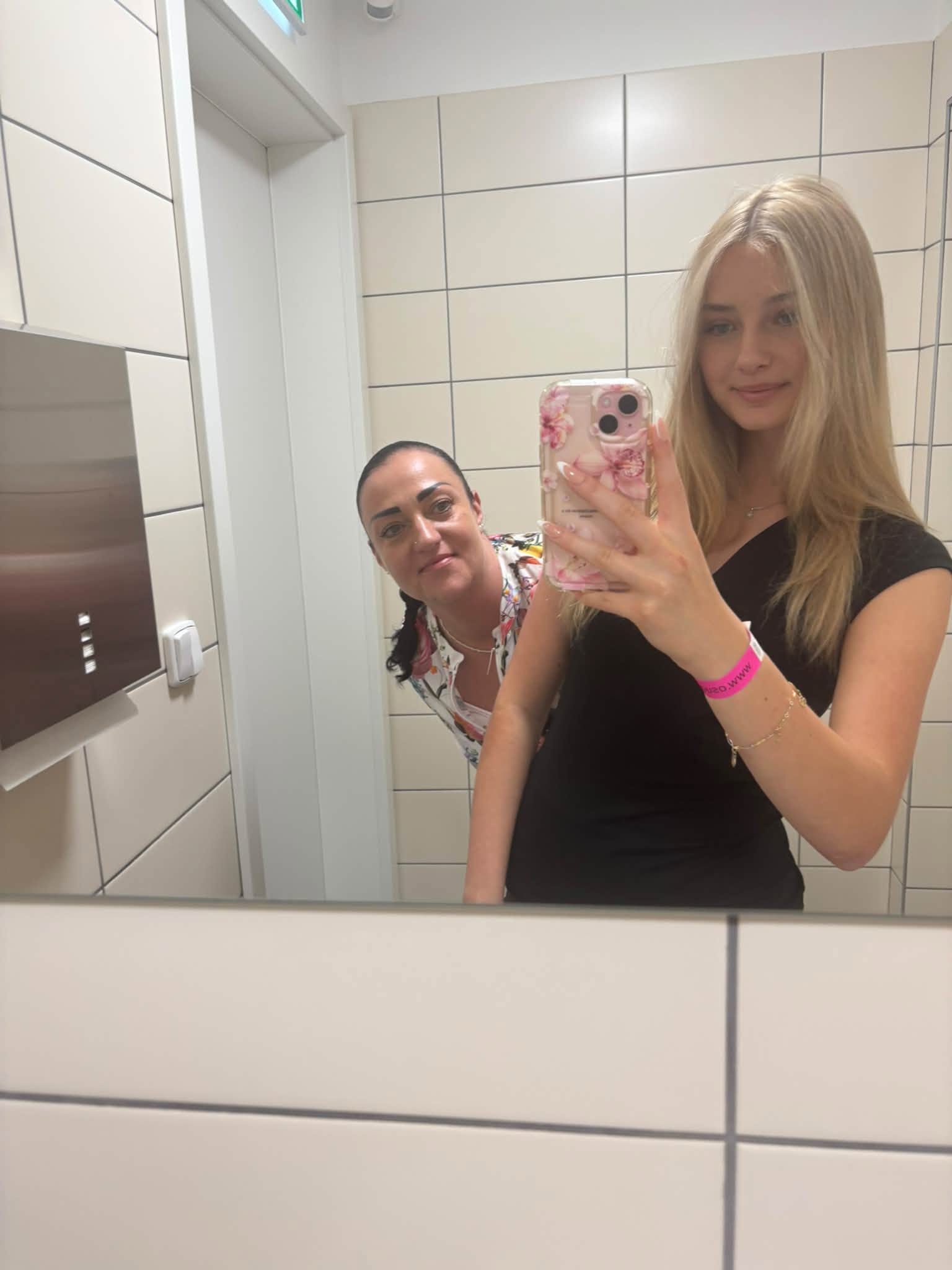 Zákulisní společná fotografie v zrcadle před vystoupením