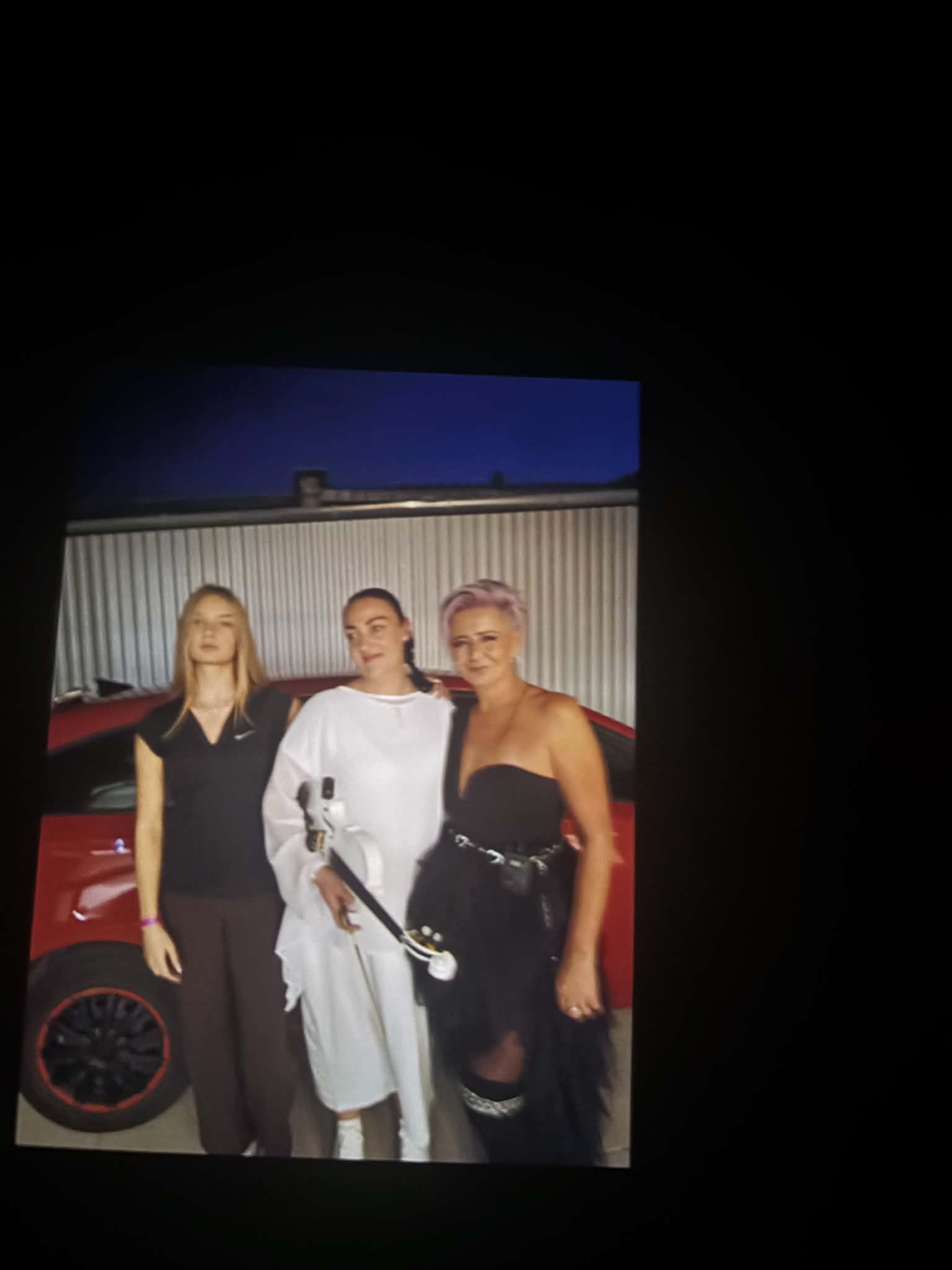 Tři účinkující společně před koncertem
